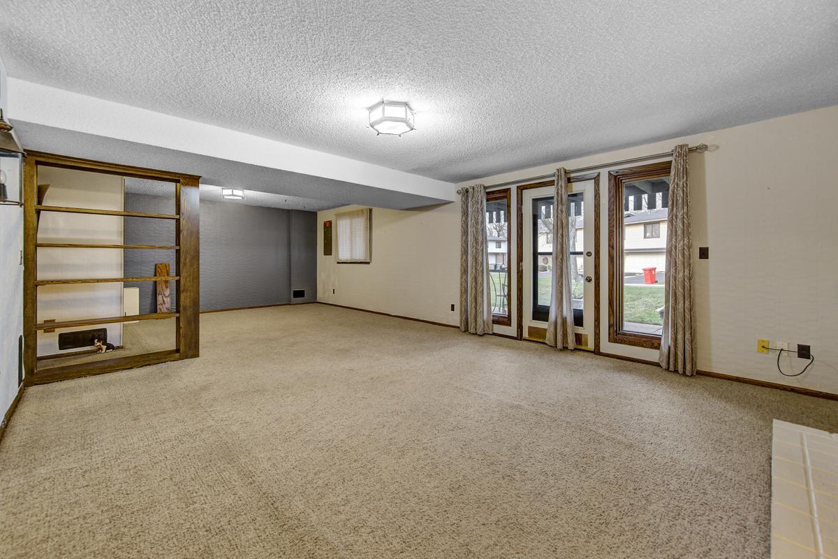 32 Family room_lower.jpg