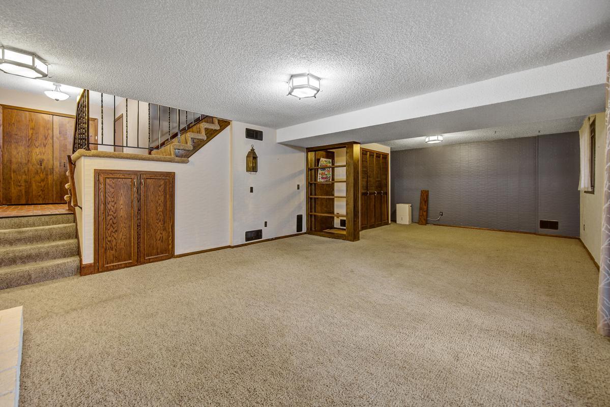 33 Family room_lower.jpg