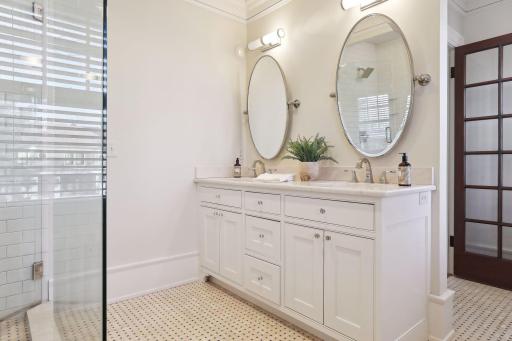 Dual sinks makes getting ready in the morning a breeze