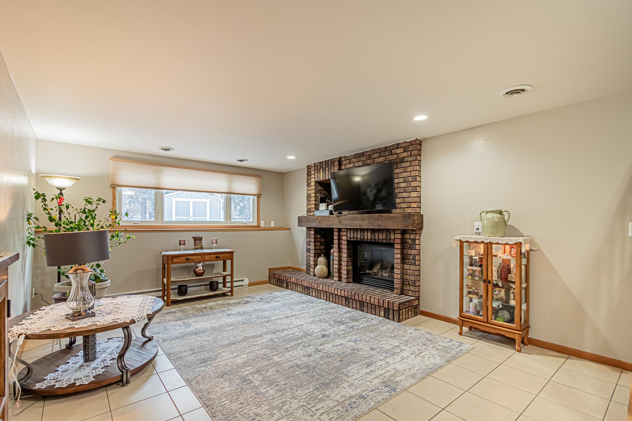 422 Birch Ln, Moorhead, MN 56560-01.jpg