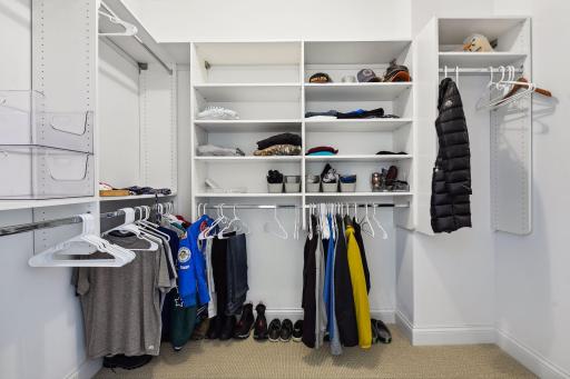 Built-in organization components in the walk-in closet