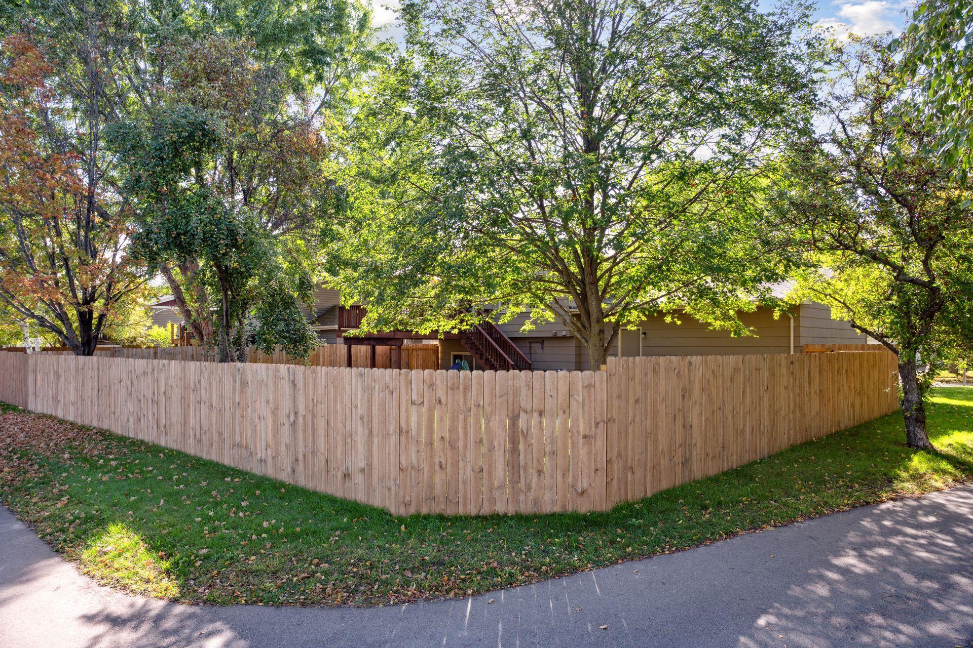 Walking paths behind lead to parks and playgrounds.