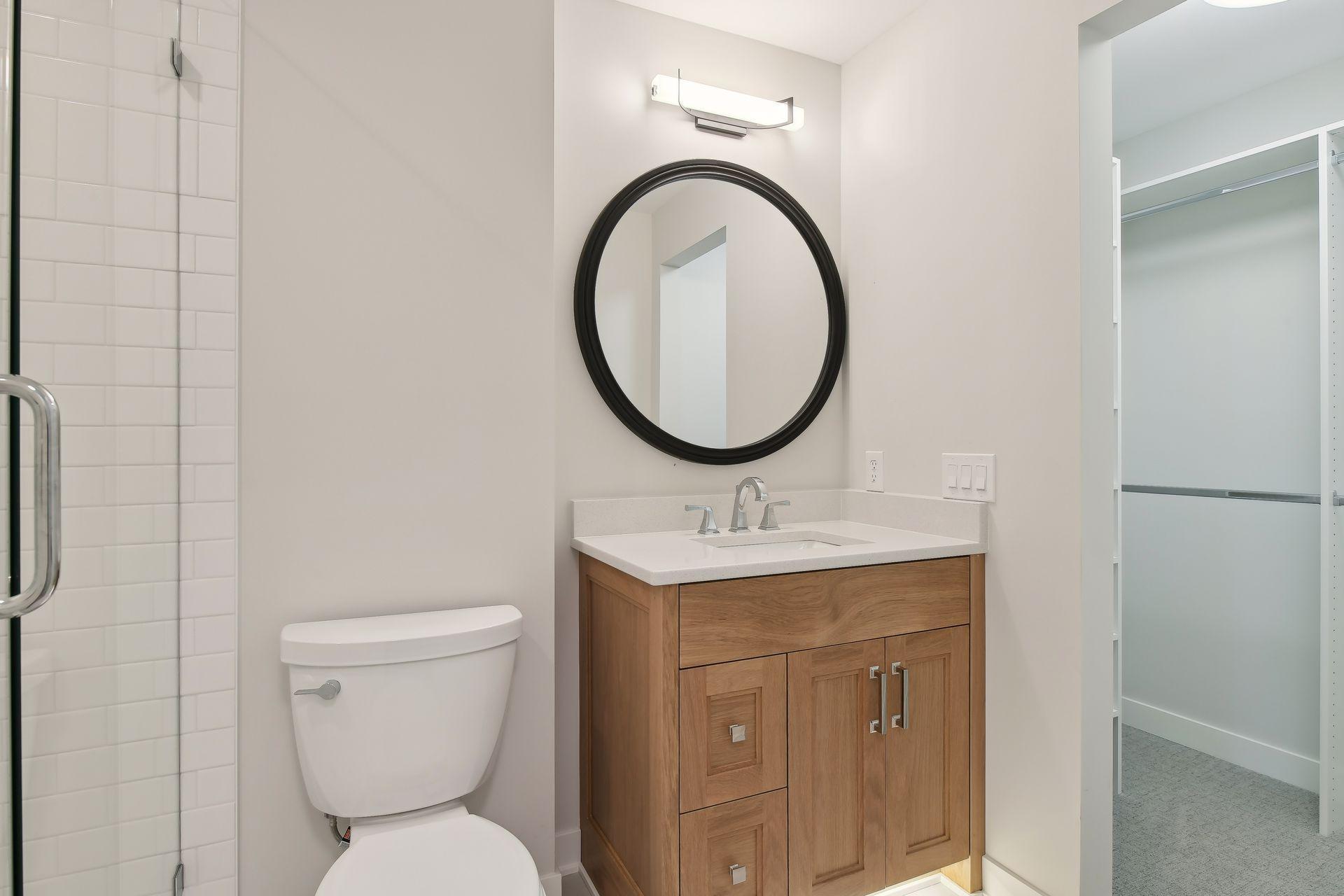 En suite bath w/walk-in closet