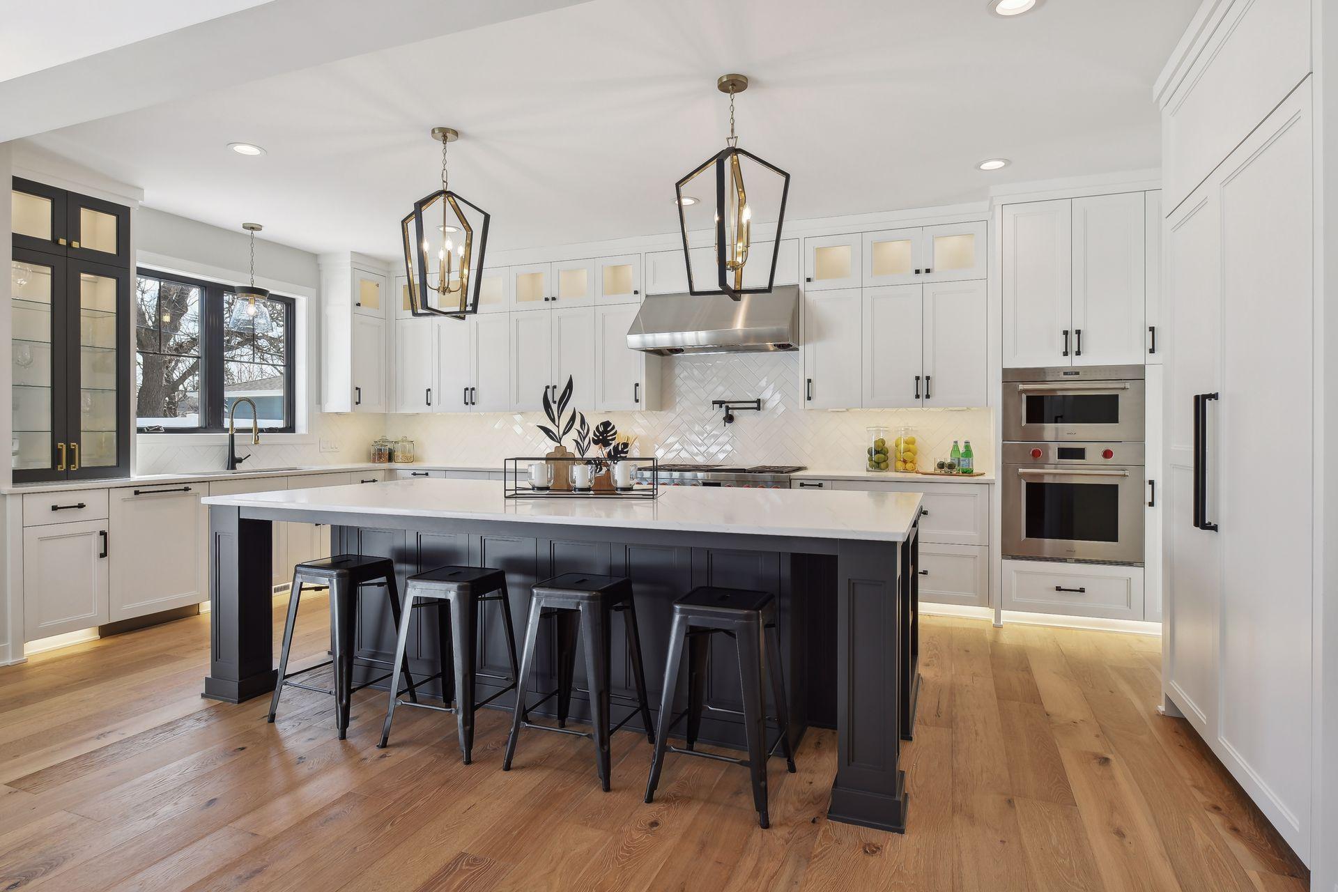 Chef's Kitchen - Center island - Ten feet long