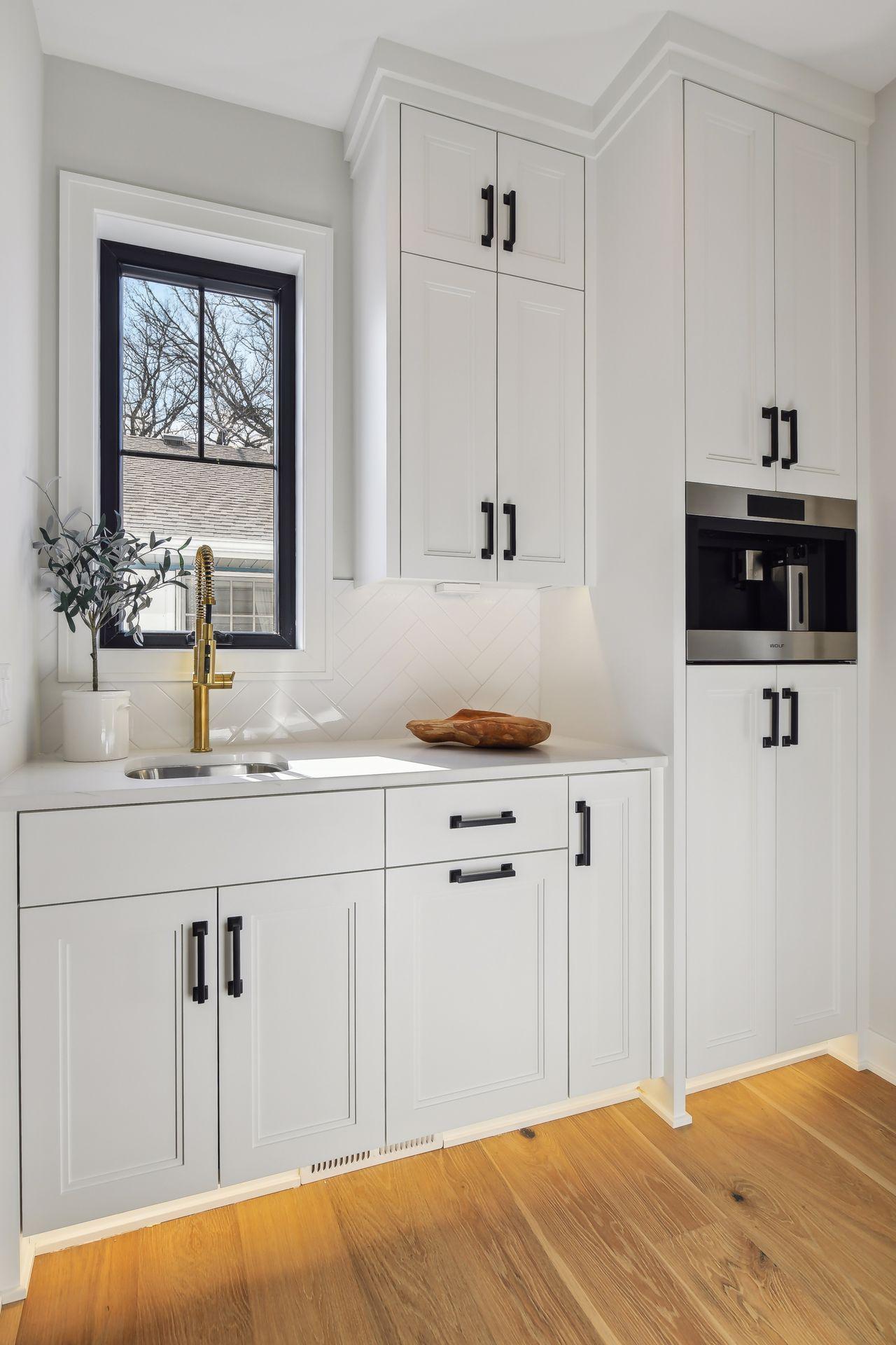 Butler pantry w/built-in coffee/cappuccino machine.jpg