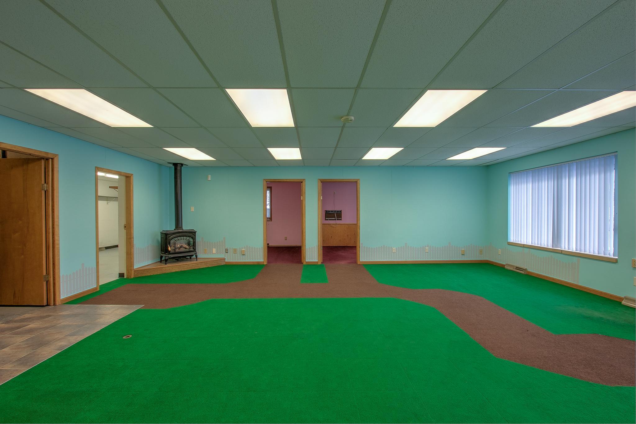 Large Reception: would make a nice cubicle space, showroom, etc...