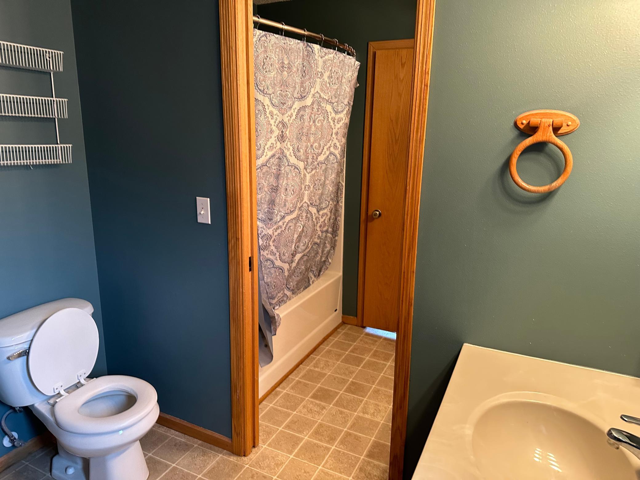 Full bath upstairs.jpg