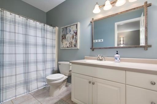 8678 Sherwood Bluff, Eden Prairie, MN 55347