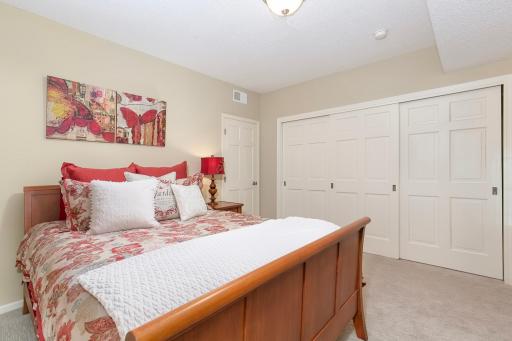 8678 Sherwood Bluff, Eden Prairie, MN 55347