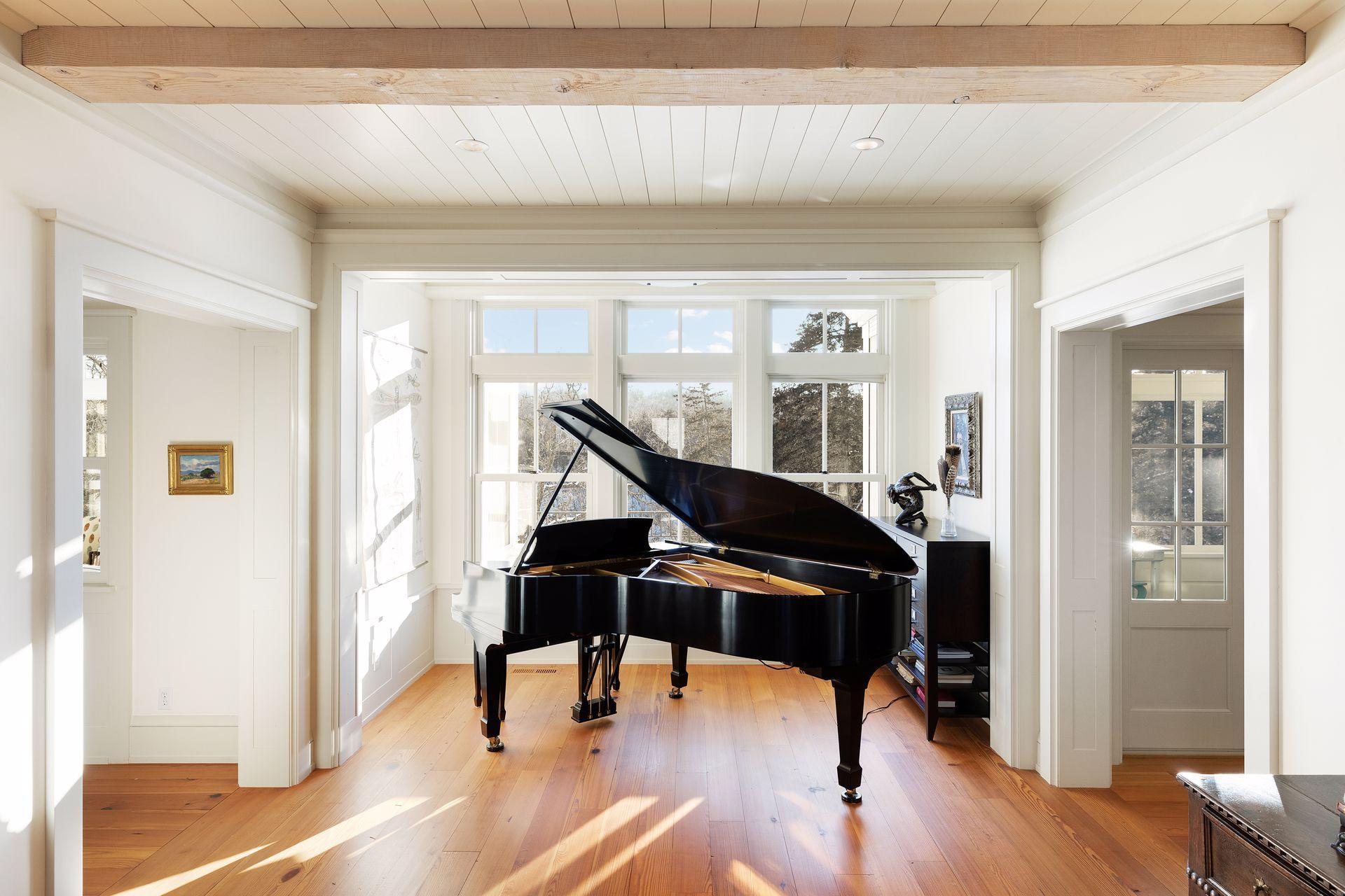 The piano is well placed for for the pianist and the "audience".
