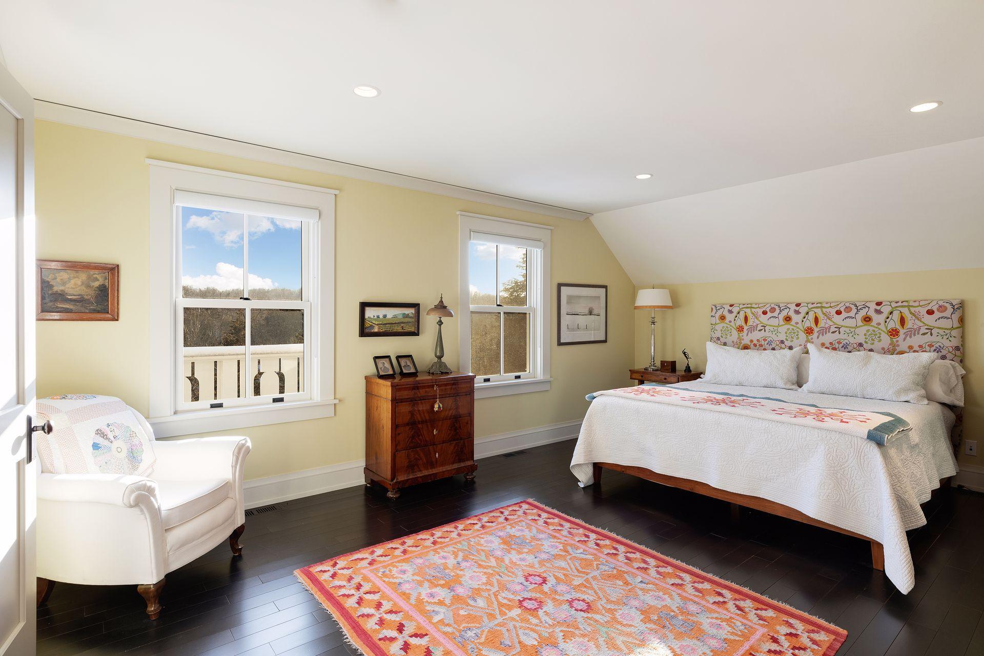 Riverside bedroom with en-suite bath.