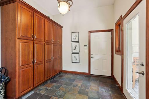 10 Windy Ridge Place, Mendota, MN 55150