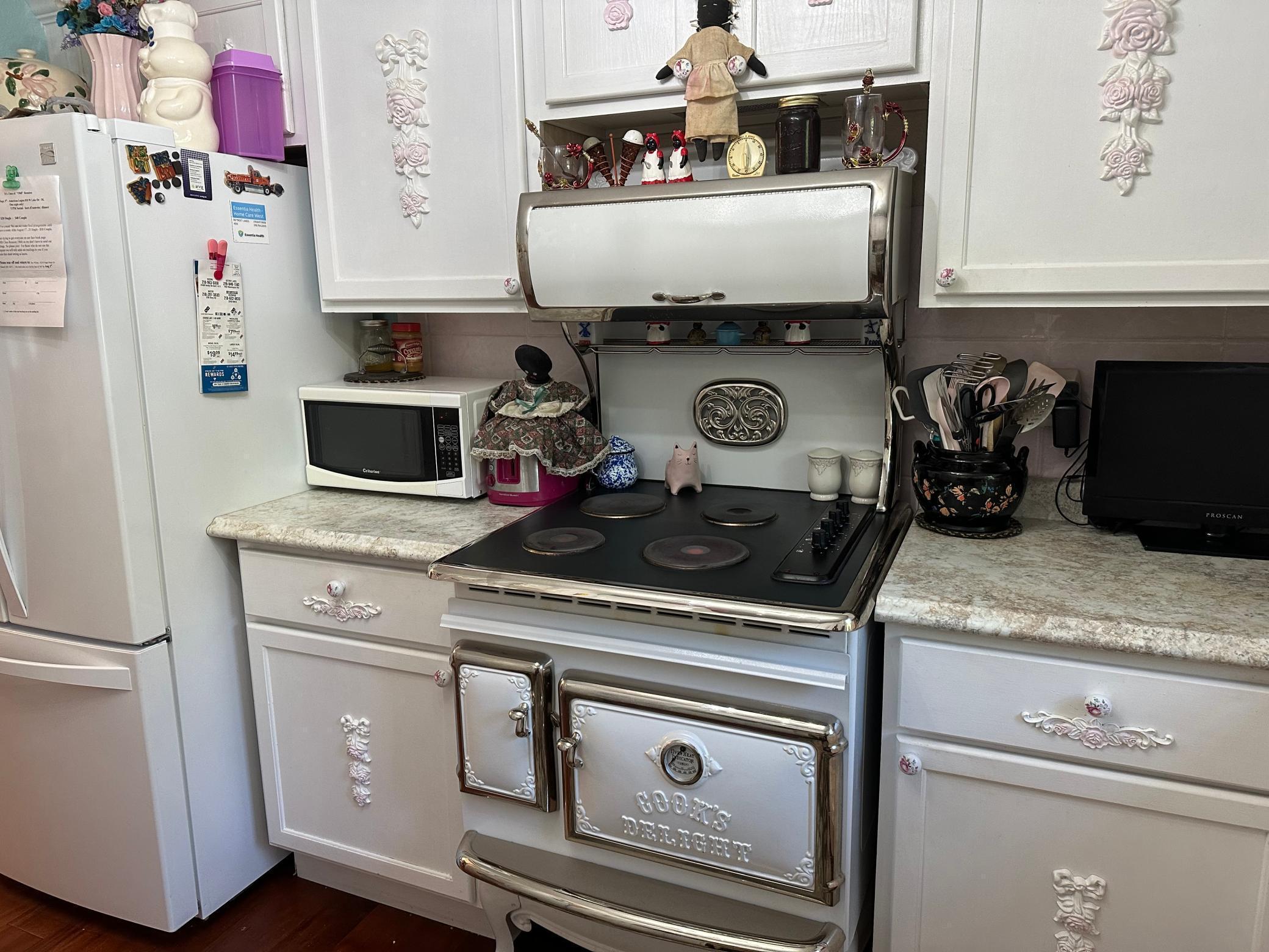Kitchen 2.jpg