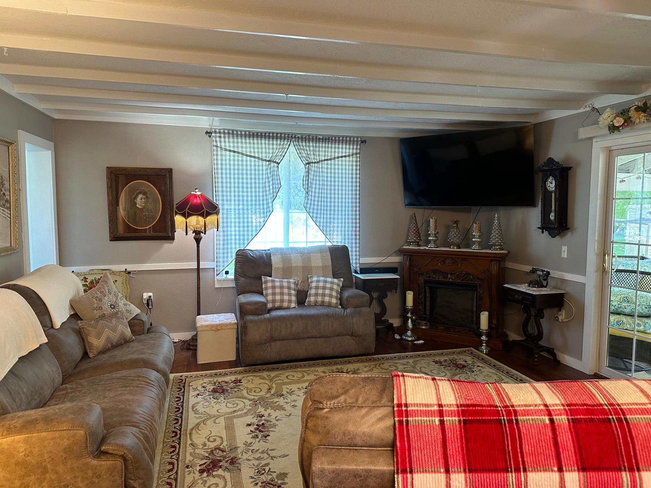Livingroom.jpg