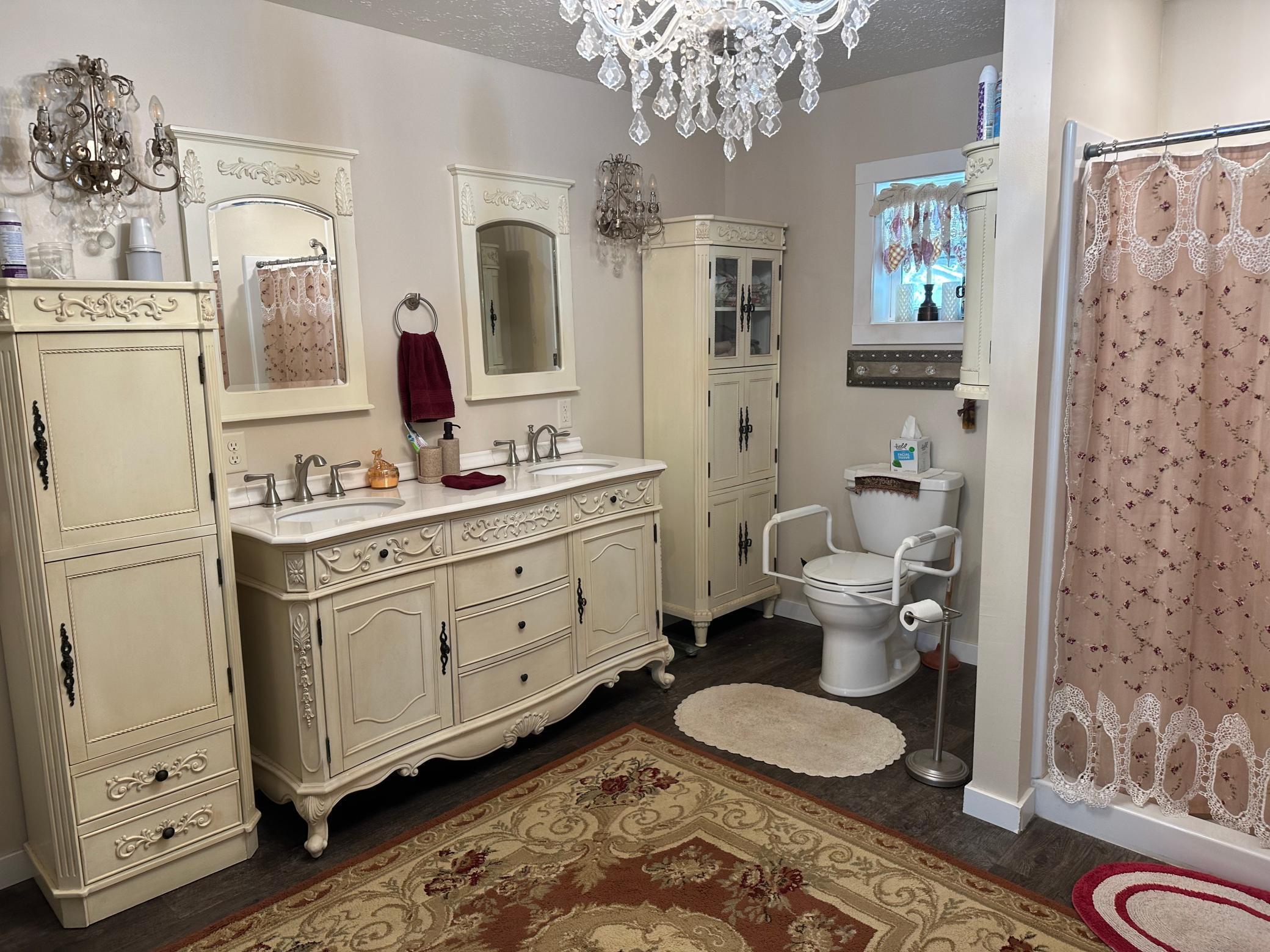 Main bath.jpg