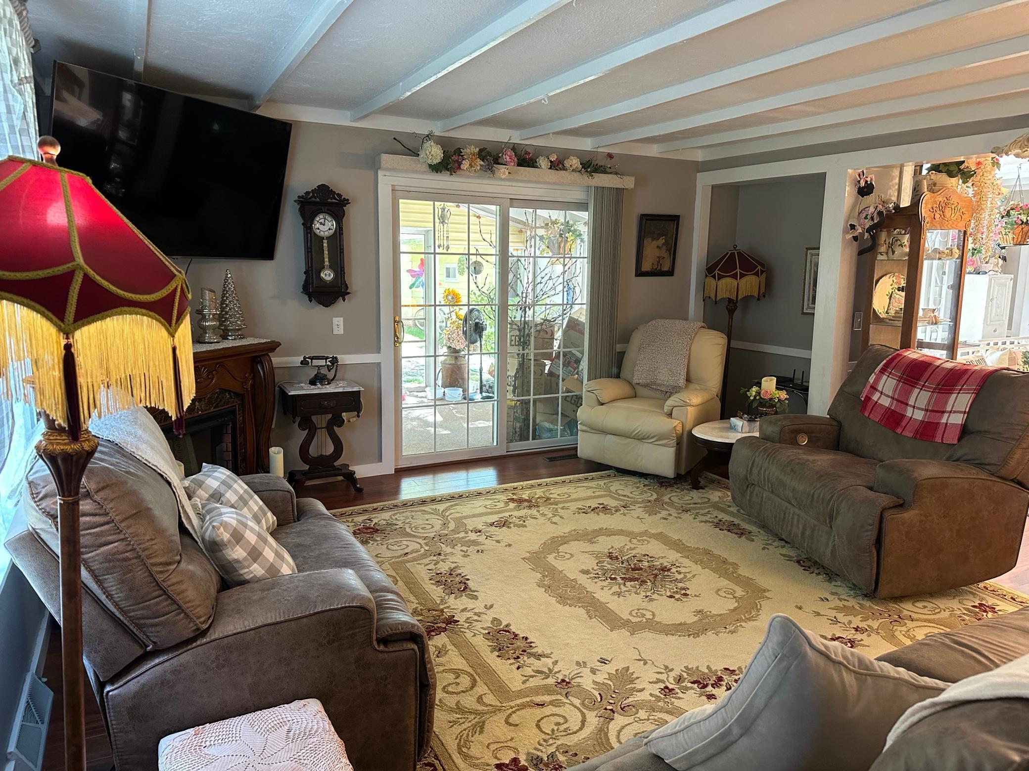 Livingroom 2.jpg