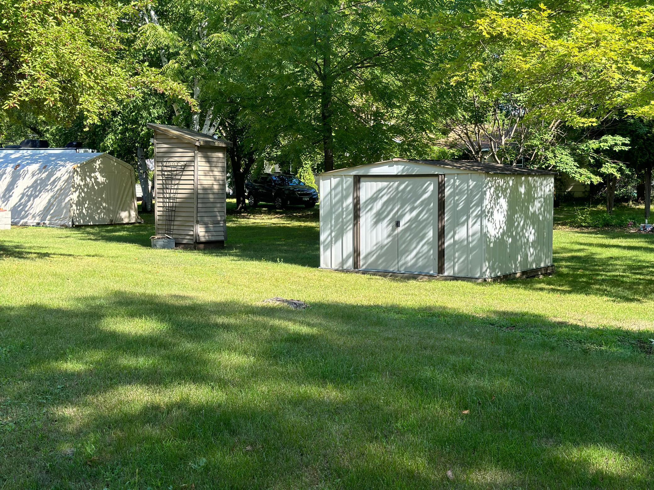 Outbuilding on other lot.jpg