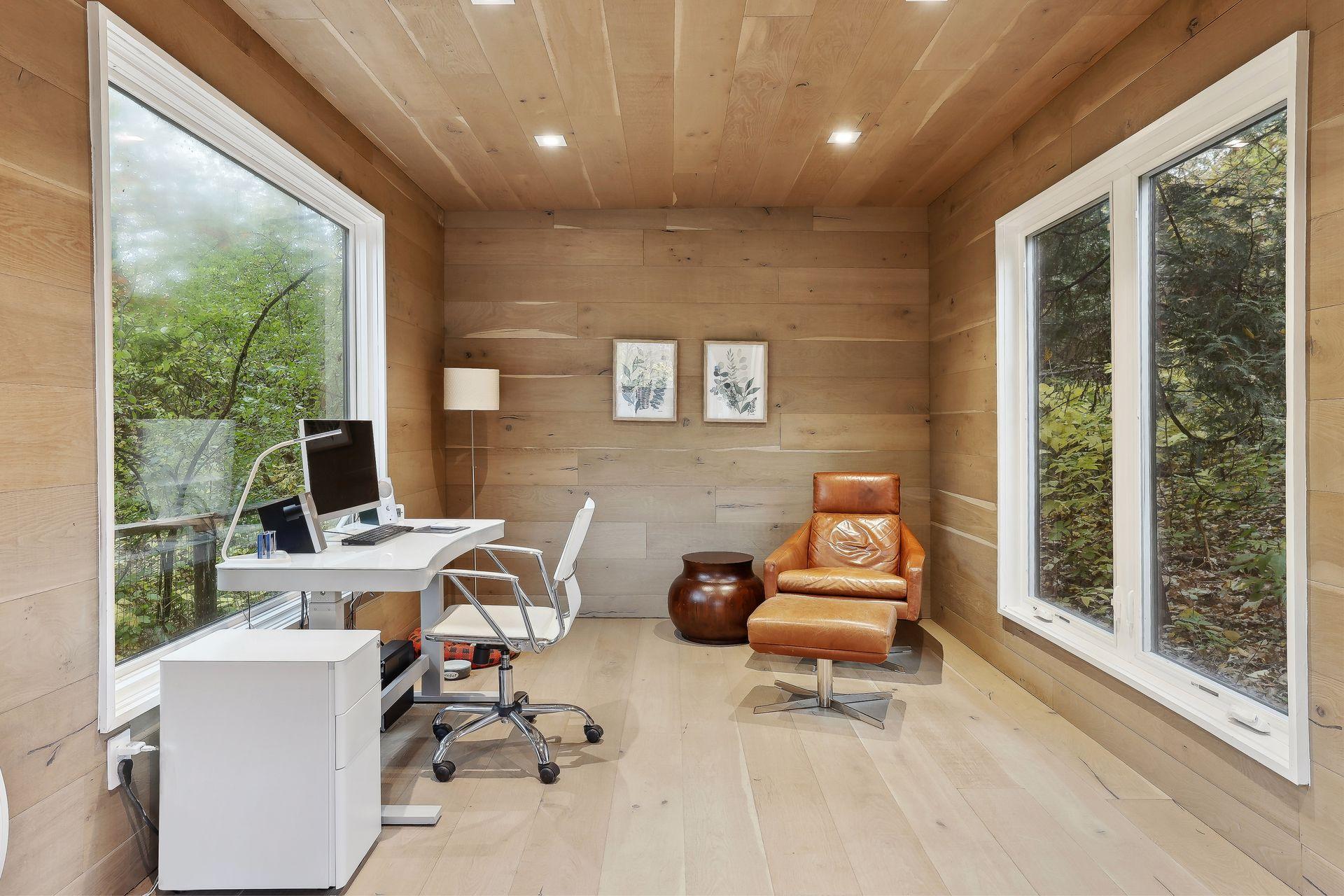 A perfect spot to office, retreat, yoga, do art or whatever you chose. It does have a heat source.