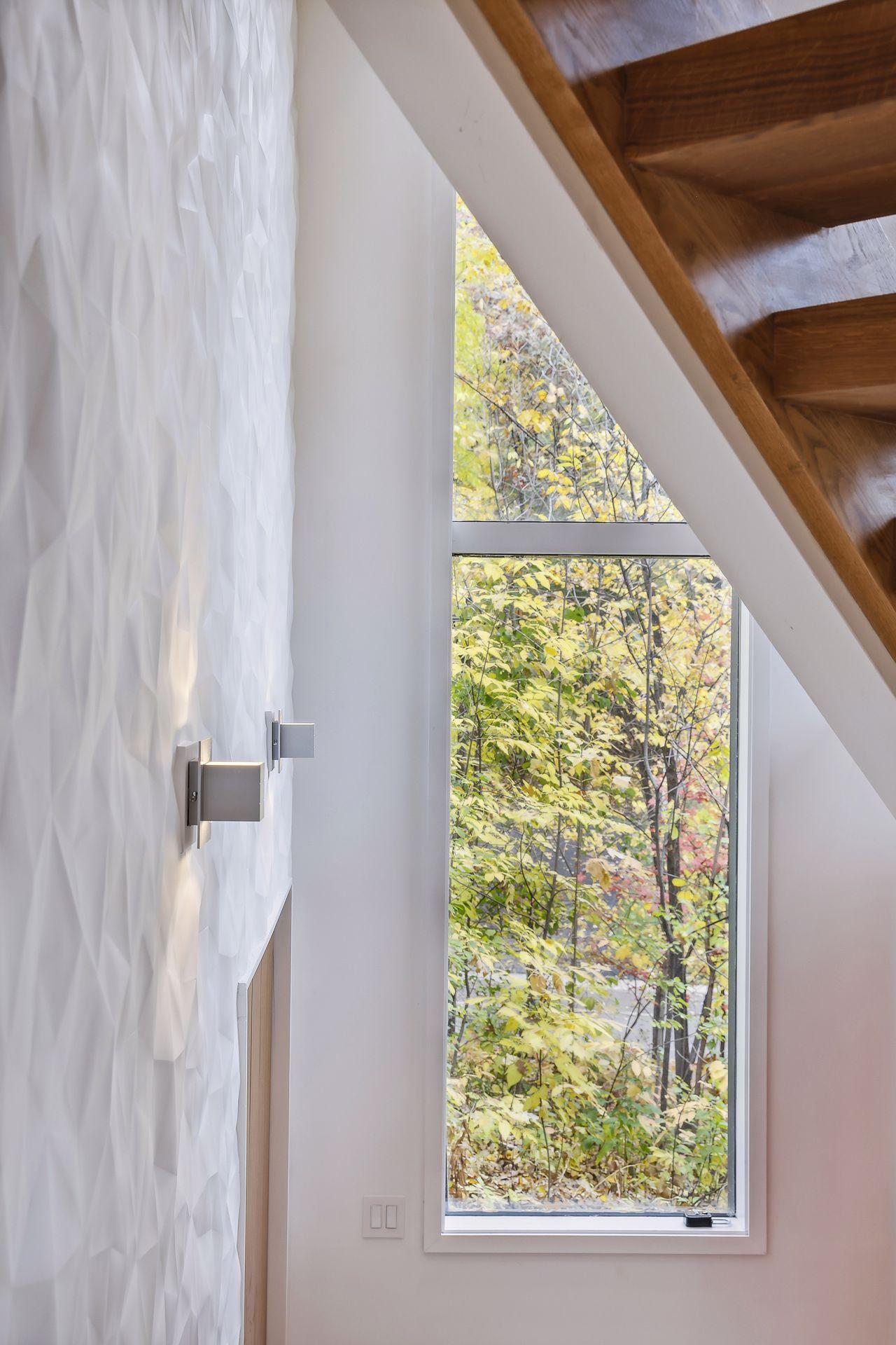 The 16' entry wall with three-dimensional plaster and heated floor under large format Italian Tile