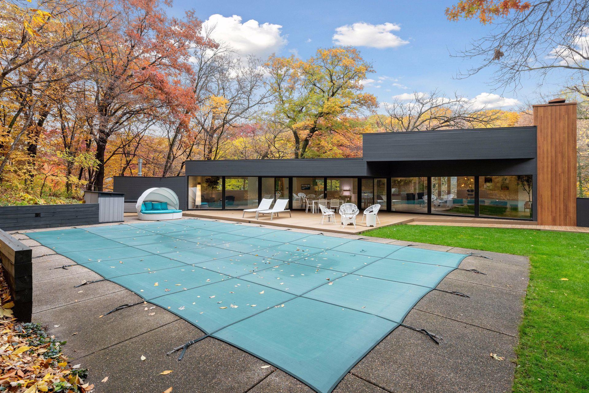 The pool offers a masterful lighting system and lights in the venings
