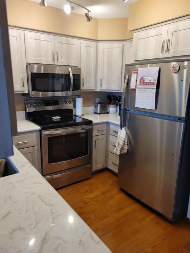 Quartz countertops and Stainless Steel appliances
