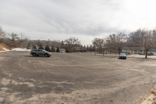 46-web-or-mls-46-Parking Lot.jpg