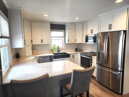 Modern Kitchen-Newer Stainless Appliances