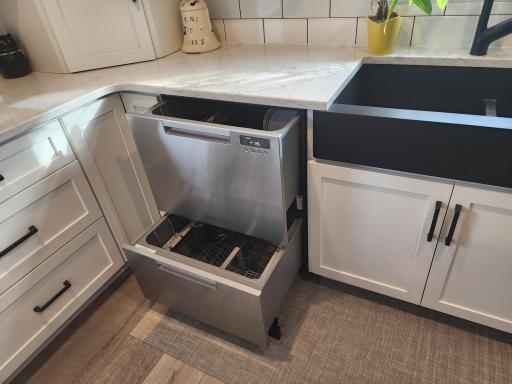 Updated 2 drawer dishwasher and all stainless newer appliances