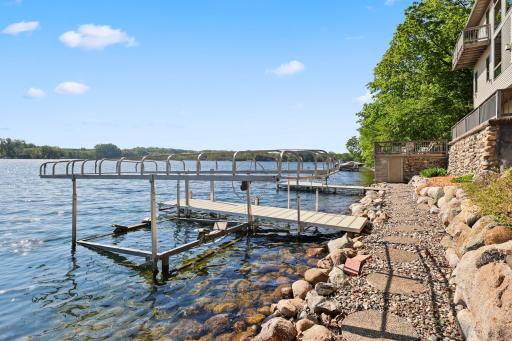 There is a nice "landing" area but at the lakeside. Hard to find lakeside boathouse.
