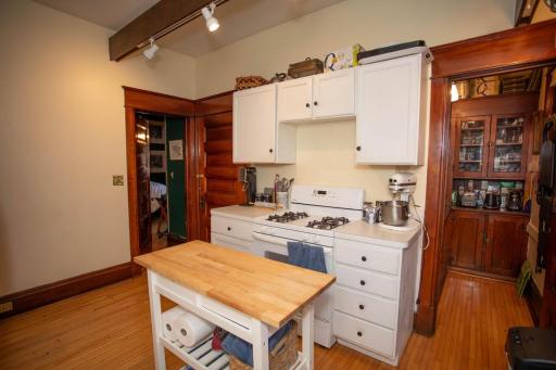 Gas stove and large pantry in 1st floor kitchen