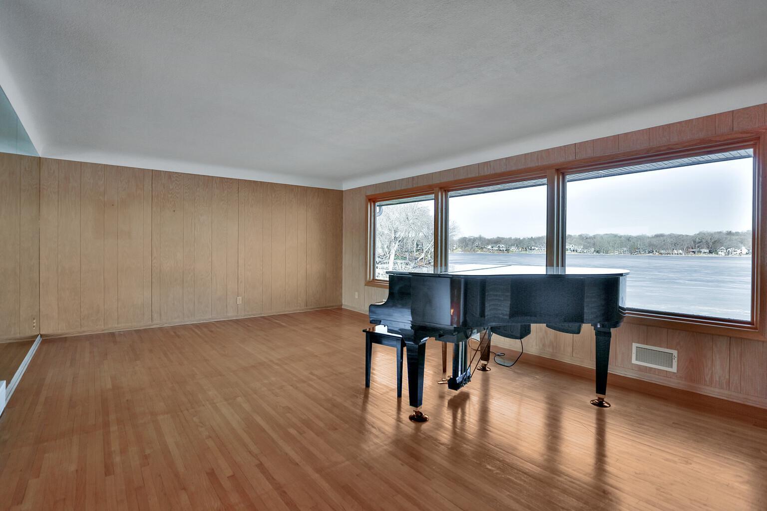Spacious Living Room at Lake side (Piano has been removed)