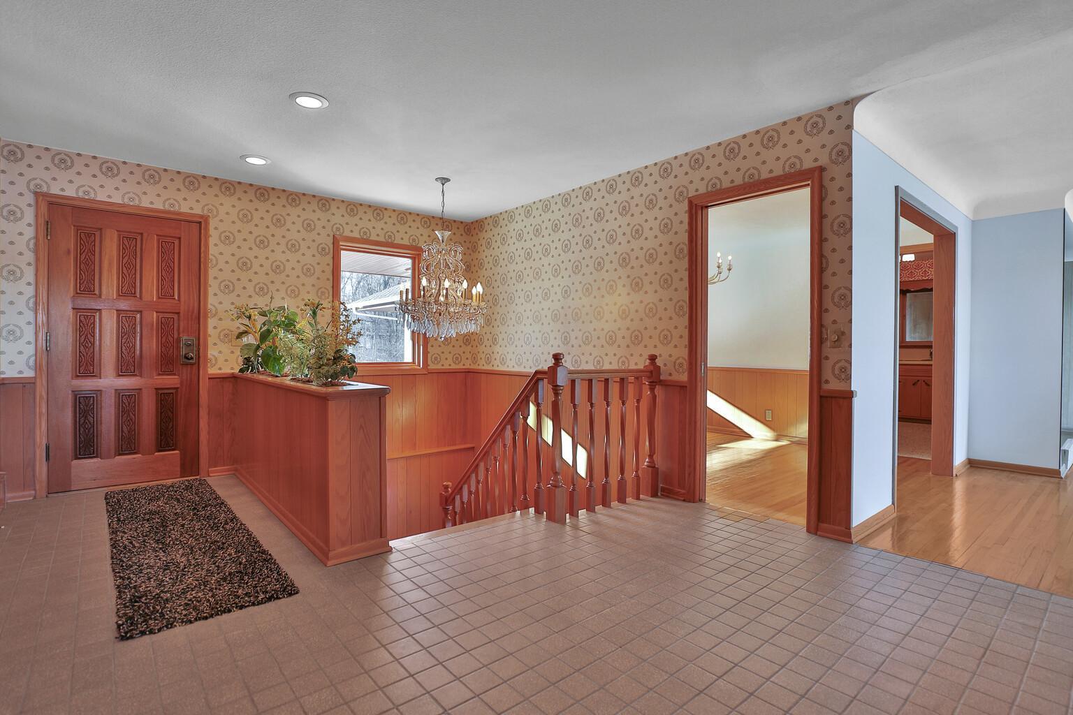 Spacious ceramic foyer, original oak detailed wood work.