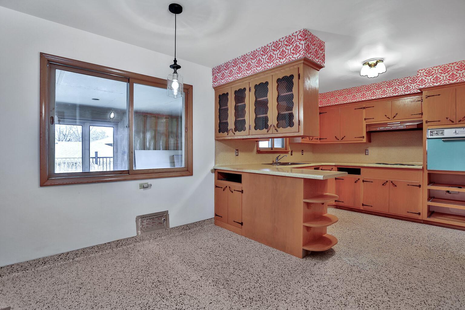 Eat in kitchen, (New addition expansion planned but never completed)