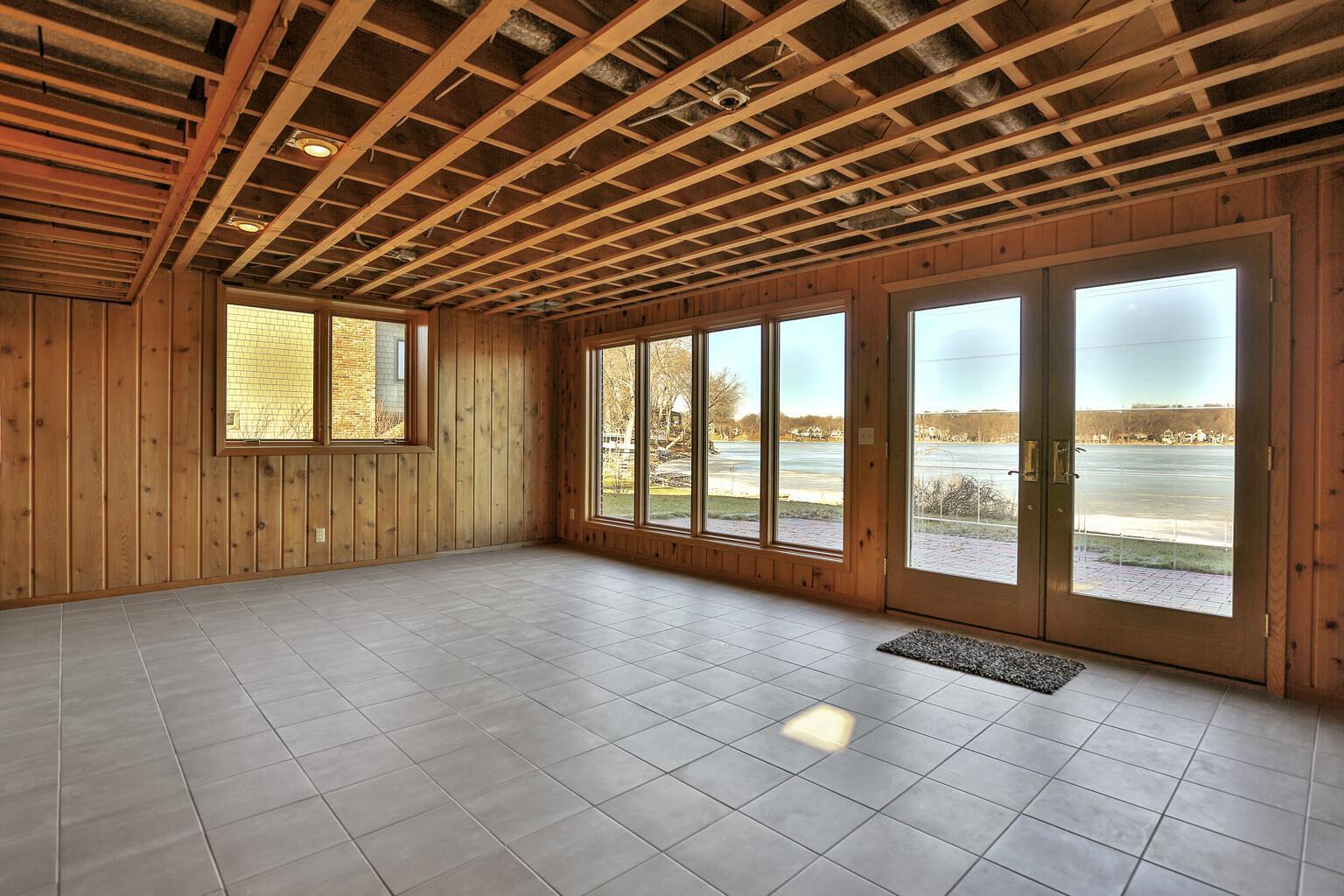 Full wall of windows at lake side to enjoy the views.