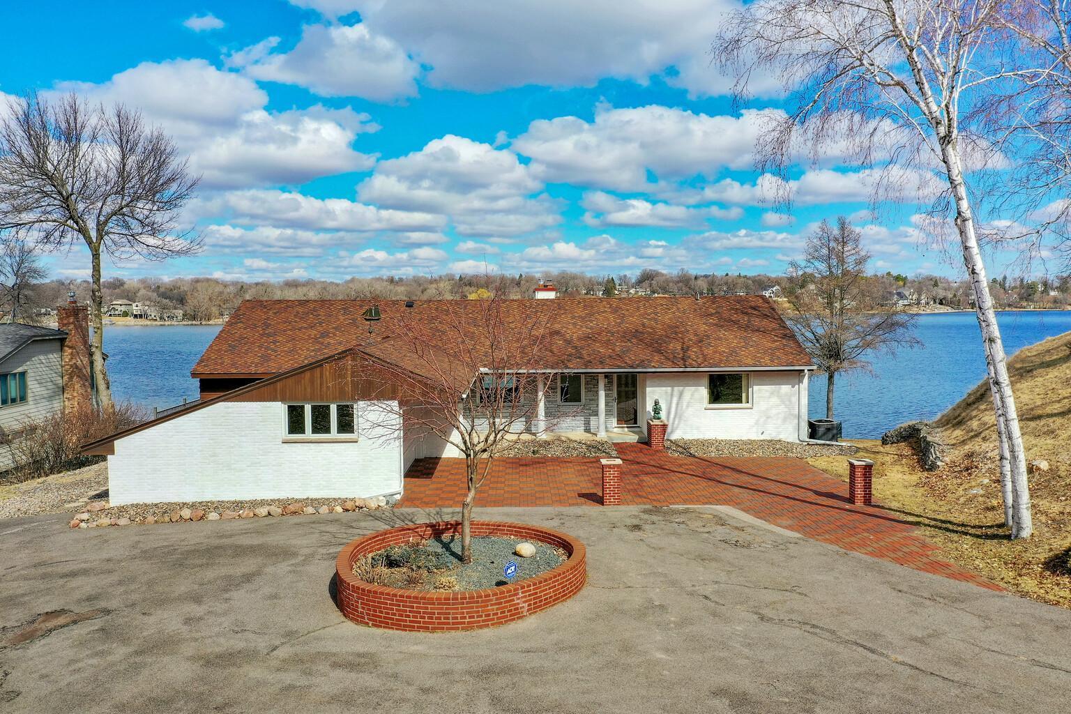 Solid build walkout rambler on Lake Minnetonka's Priest's Bay.