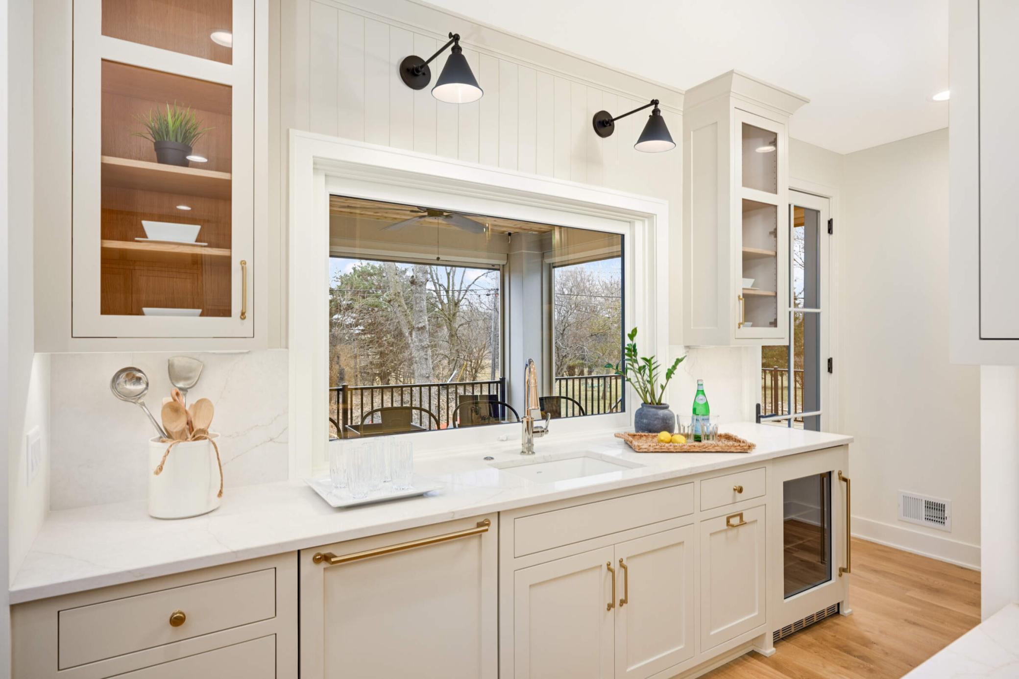 Butler's pantry/prep area w/ window that completely opens to serve your cast on the screened in porch