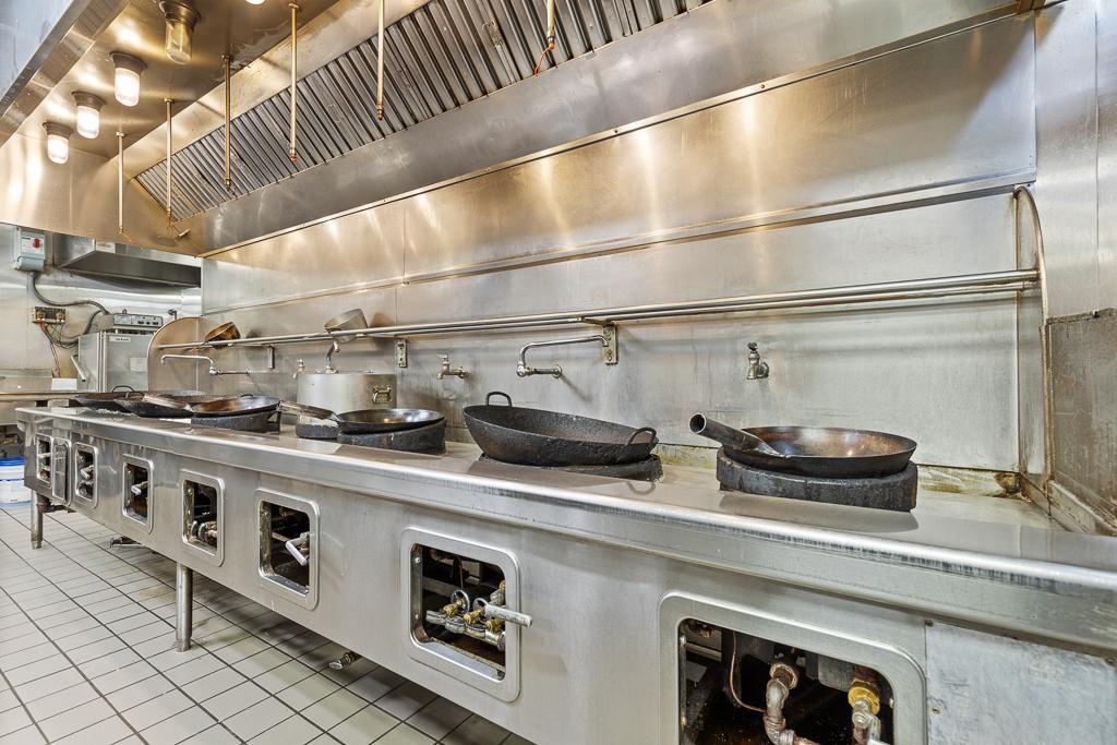 6 Gas burning Woks in total for a genuine cultural dining experience!