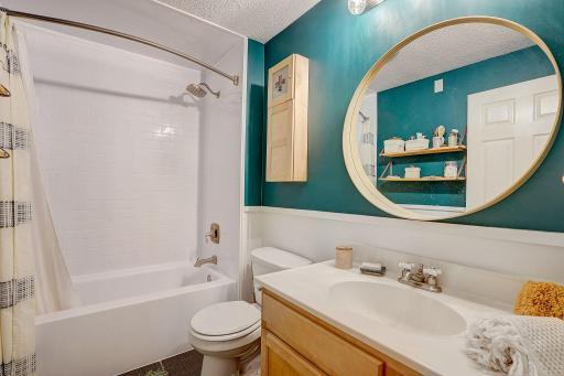 24-web-or-mls-19th Ave S-024.jpg