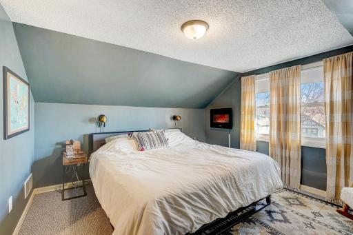 28-web-or-mls-19th Ave S-028.jpg