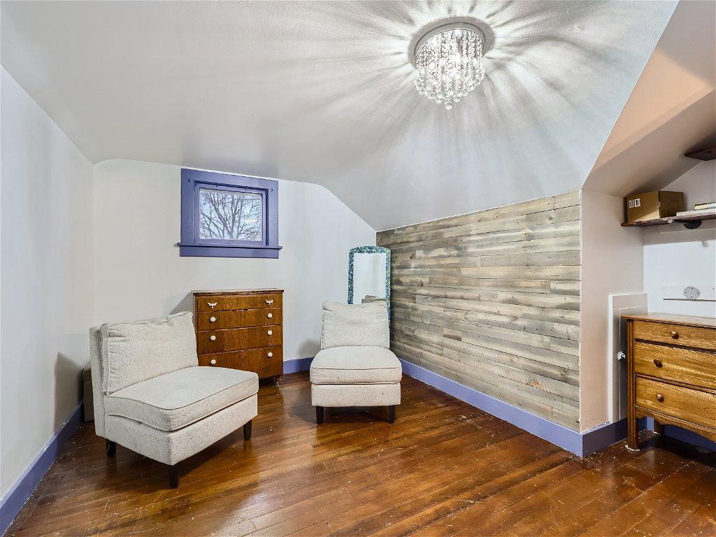 Nice loft/flex room upstairs w/ wood floors. Great for an office, play room, open closet area, sitting area....