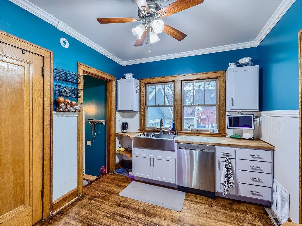 Nice kitchen w/ window!