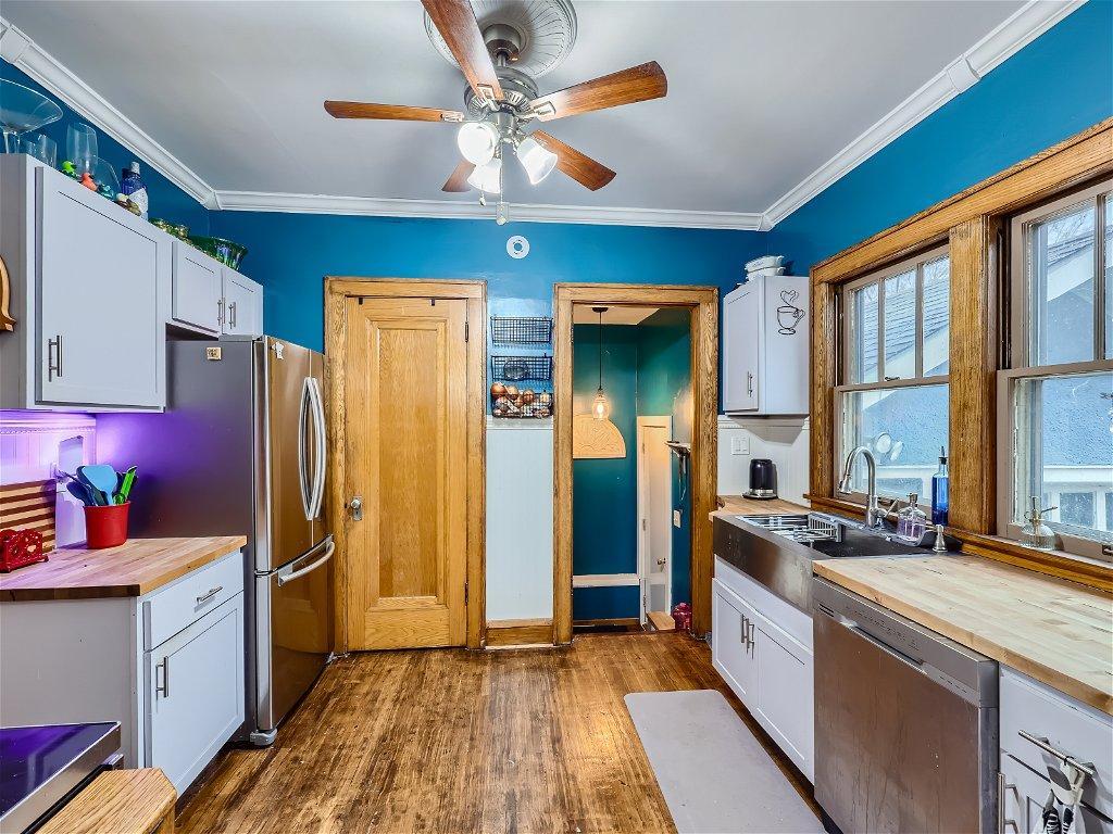 Nicely remodeled kitchen w/ wood floors, stainless steel appliances, pantry & farm sink!