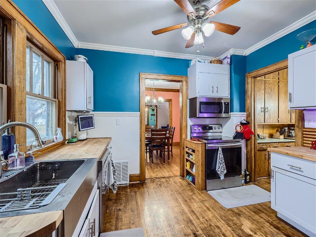 Another view of the kitchen- off the kitchen you will find the butlers room which would make a great coffee bar area, bar area, extra storage area, smaller office .....