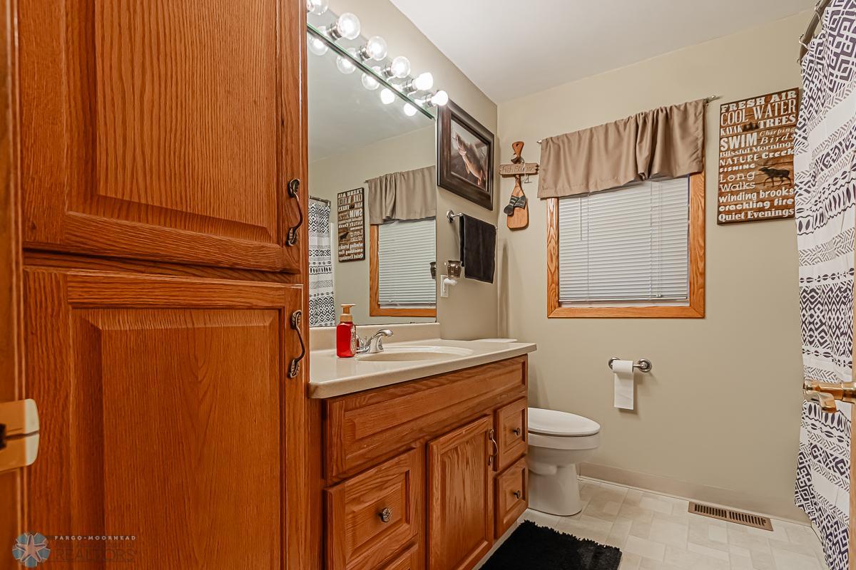 1020 19th St N, Moorhead, MN 56560-09.jpg
