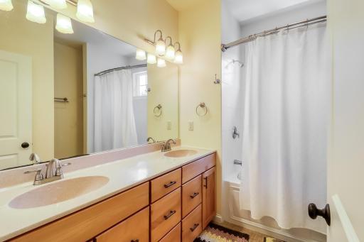 Upstairs Full Bathroom1_1.jpg