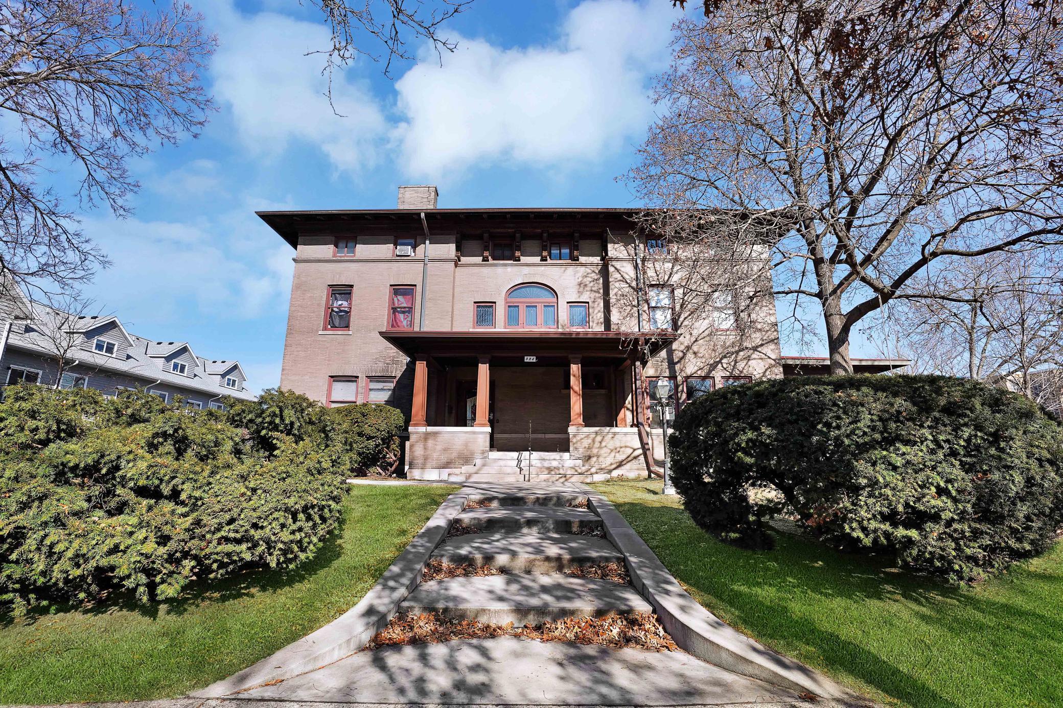 925 6th St SE main entrance.jpg