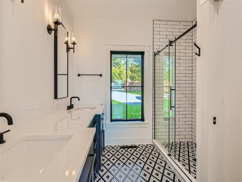 Mainfloor 3/4 bathroom!