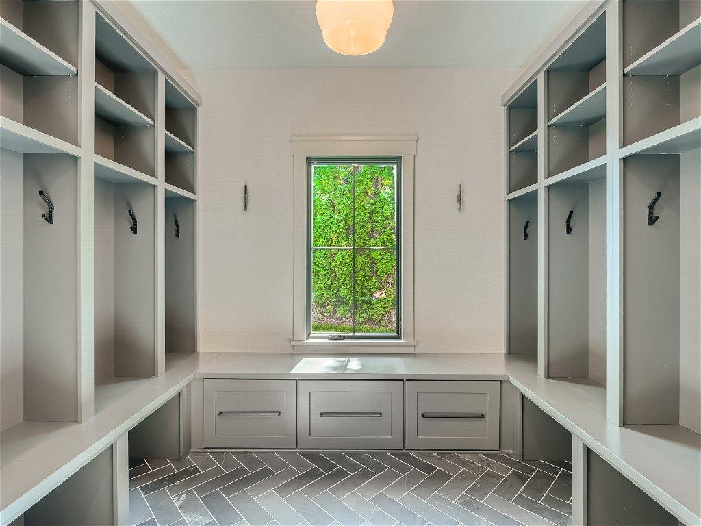 Built-in lockers with nautical deck ties!