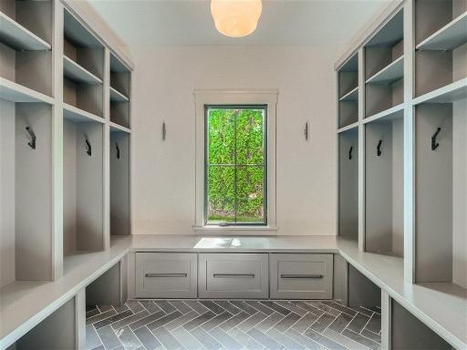 Built-in lockers with nautical deck ties!