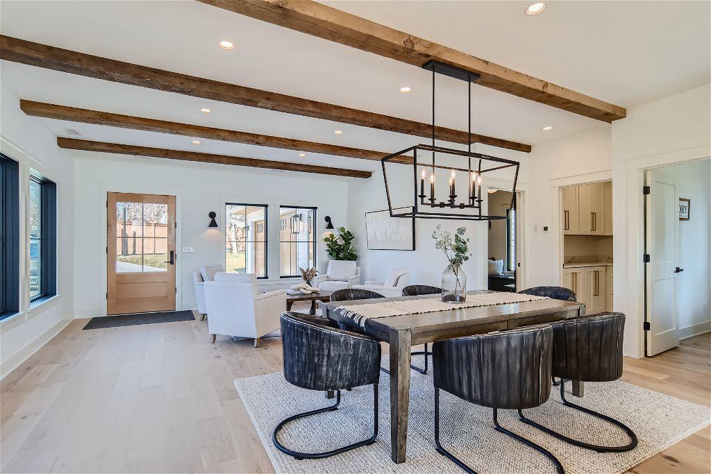 Lovely eat-in dining/kitchen!